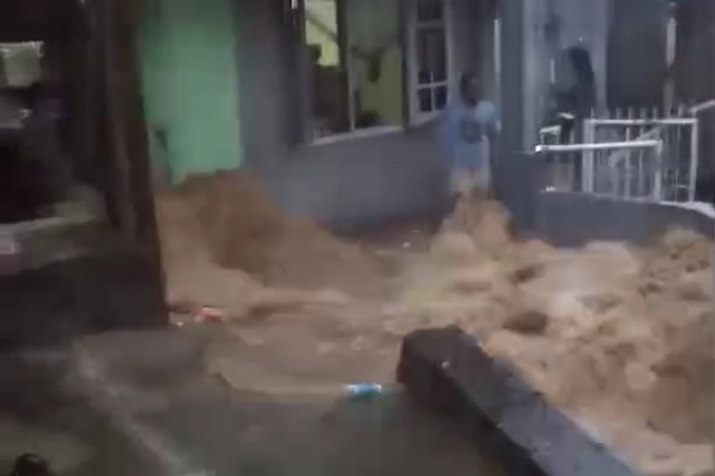 Banjir Terjang Bogor, Ibu-Ibu Histeris Lihat Air Deras Masuk Permukiman