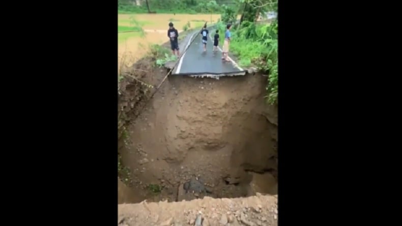 Dampak Banjir dan Longsor di Sinjai, Akses Jalan Terputus hingga Rumah Ambruk