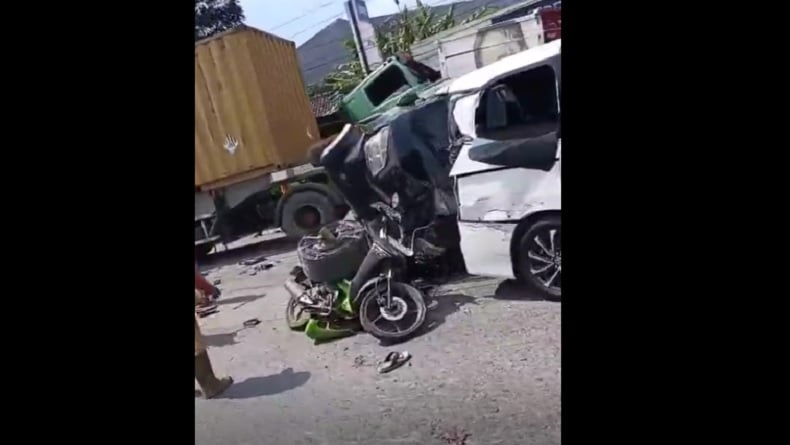 Truk Trailer Tabrak 8 Kendaraan di Simpang Tiga Bawen, 7 Orang Dilarikan ke Rumah Sakit
