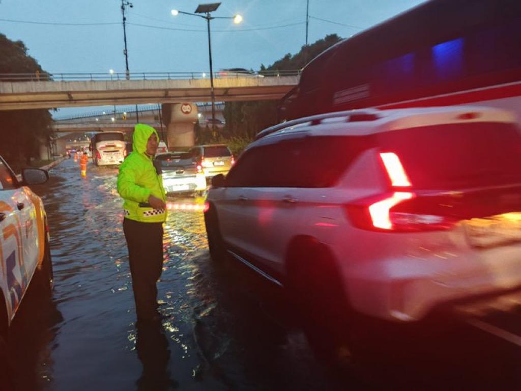 Tol Cawang Arah Bekasi Terendam Banjir, Lalin Macet Total