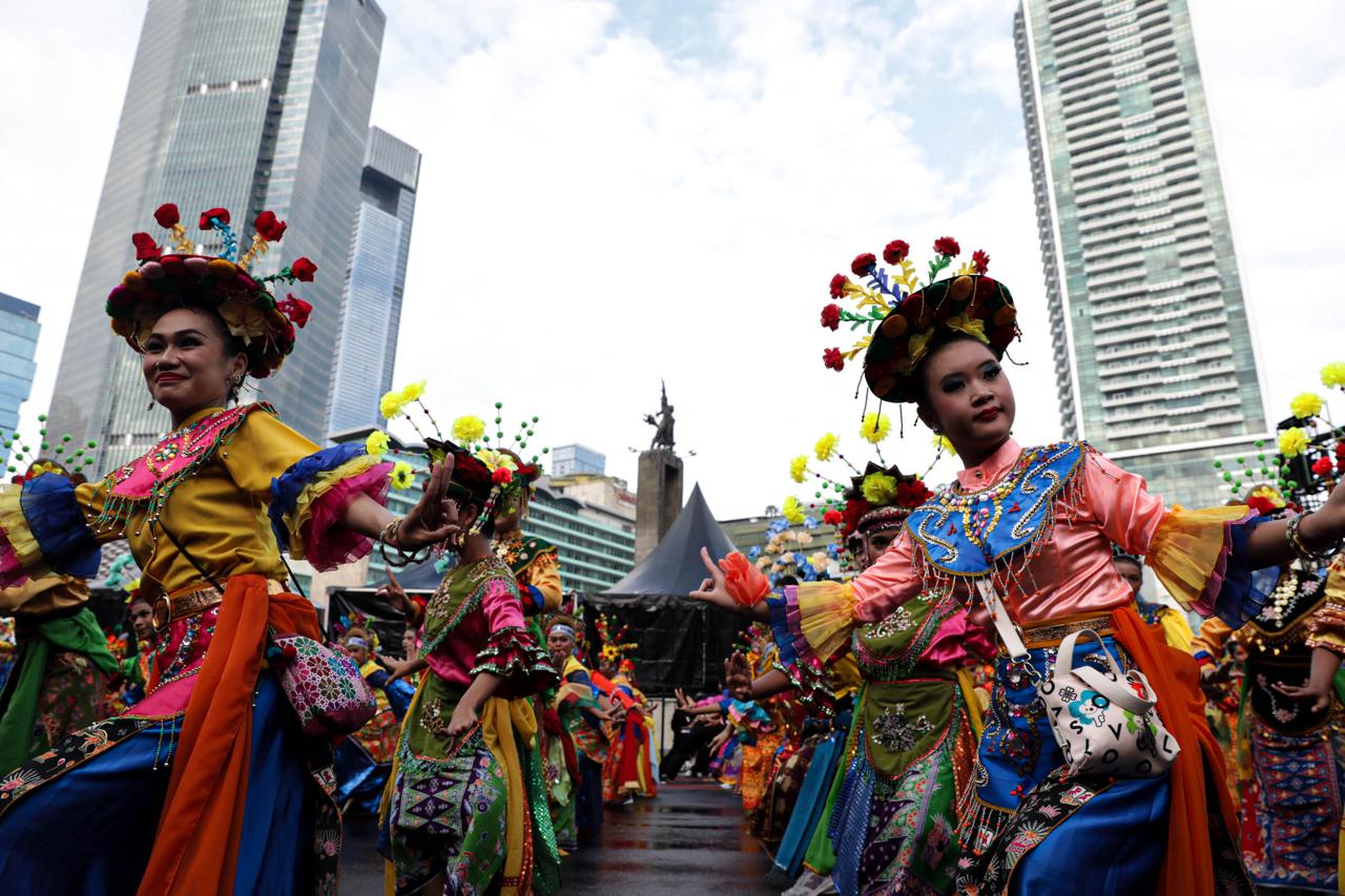 Luar Biasa! Ribuan Penari Betawi Warnai Bundaran HI Hari Ini 