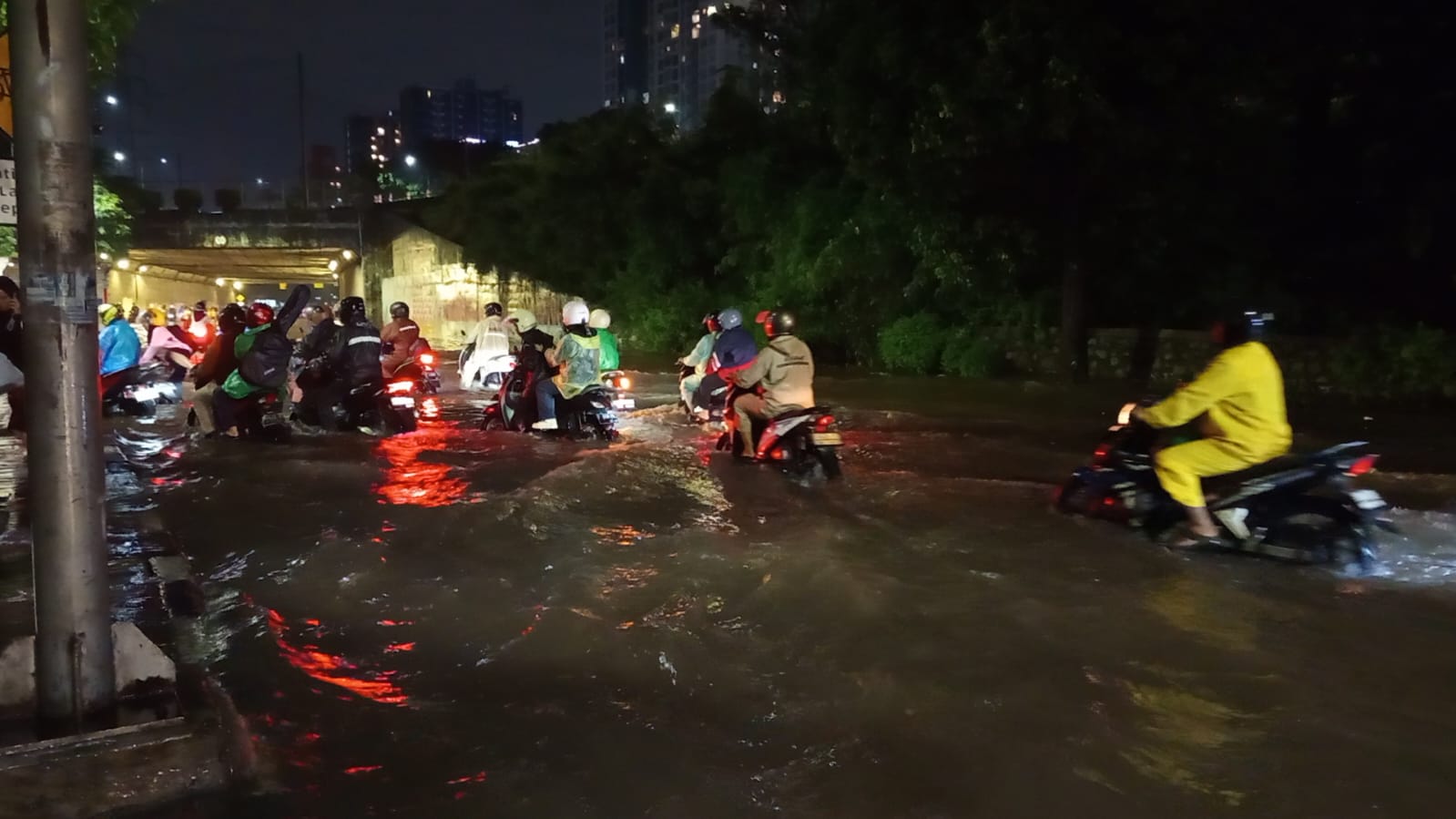Underpass Cawang Banjir, Kendaraan Mogok hingga Macet Panjang