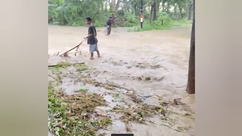 Banjir Rendam Permukiman Warga dan Jalur Poros di Bangkalan, Sejumlah Kendaraan Mogok