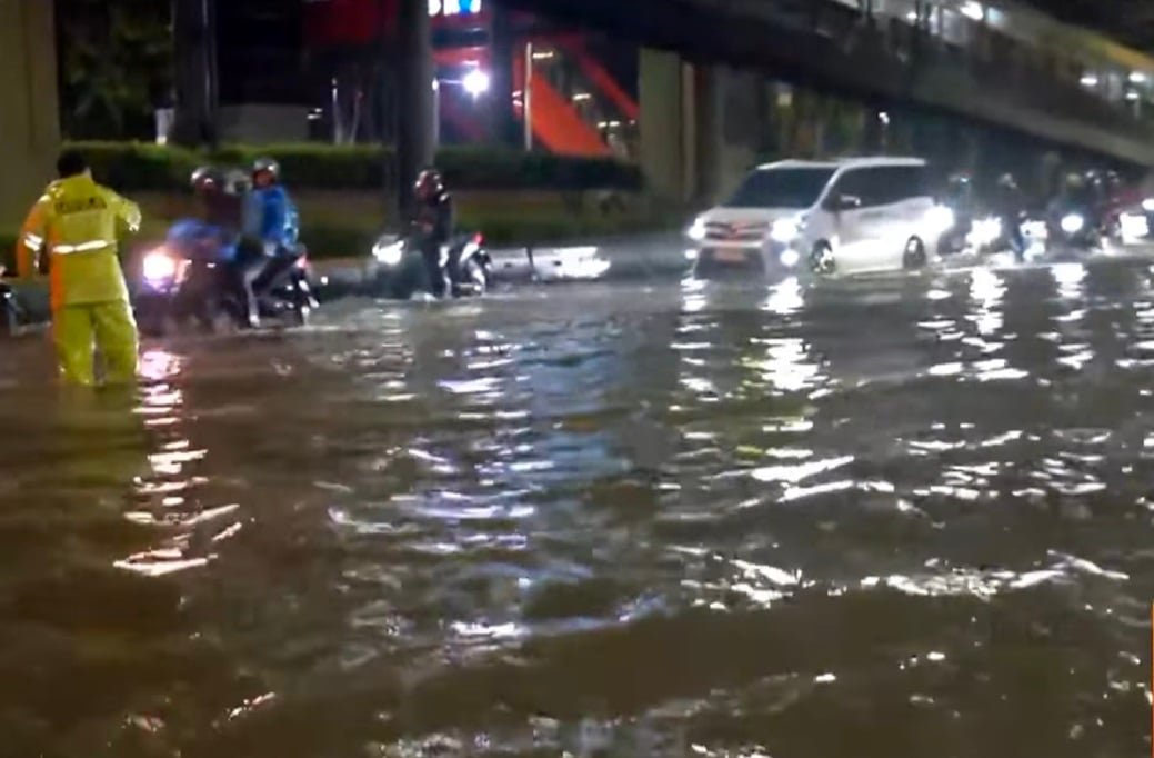 Jalan Rasuna Said Jaksel Banjir, Lalu Lintas Macet