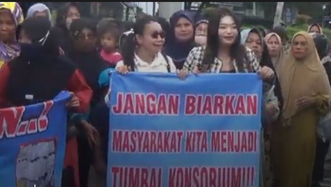 Emak-Emak Demo di DPRD Brebes Tuntut Pemberantasan Obat Terlarang di Warung Aceh