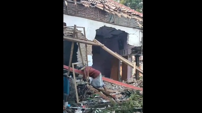 Ledakan Dahsyat di Rumah Tukang Servis Elektronik Pasuruan, Tim Gegana Polda Jatim Cek TKP