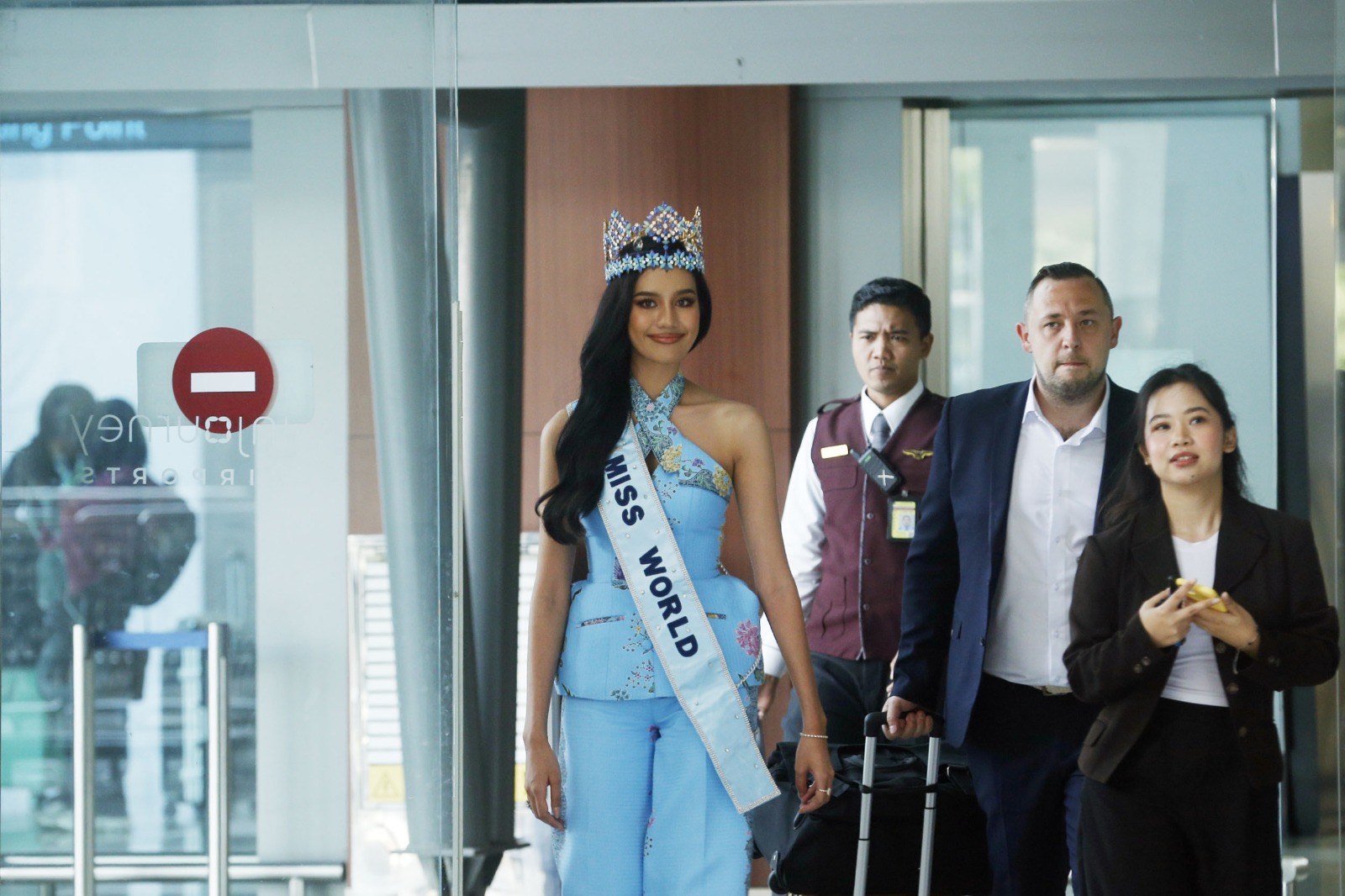 Pertama ke Indonesia, Miss World 2025 Opal Suchata Anggun Pakai Batik