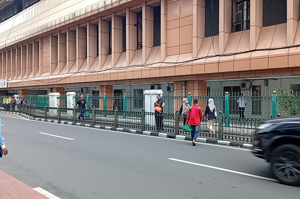 Penumpang KRL Pilih Lompati Pagar Stasiun Cikini, Ini Reaksi PT KAI