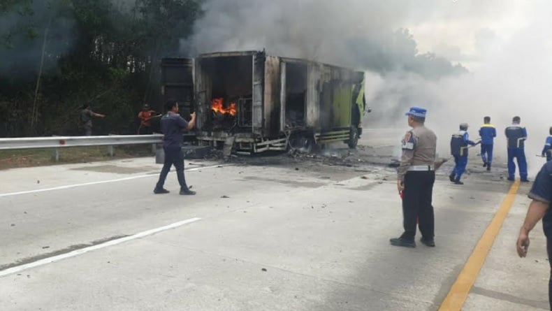 Truk Tronton Angkut Paket dan Barang Elektronik Terbakar Hebat di Tol Lampung