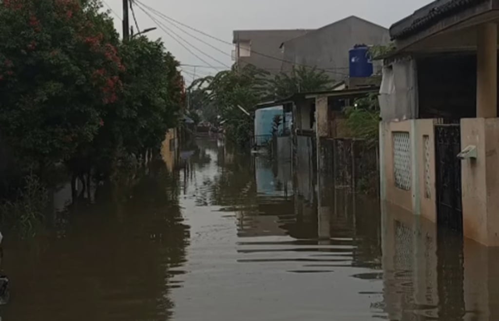 Tangsel Dikepung 22 Titik Banjir, Ketinggian Air Capai 1,4 Meter