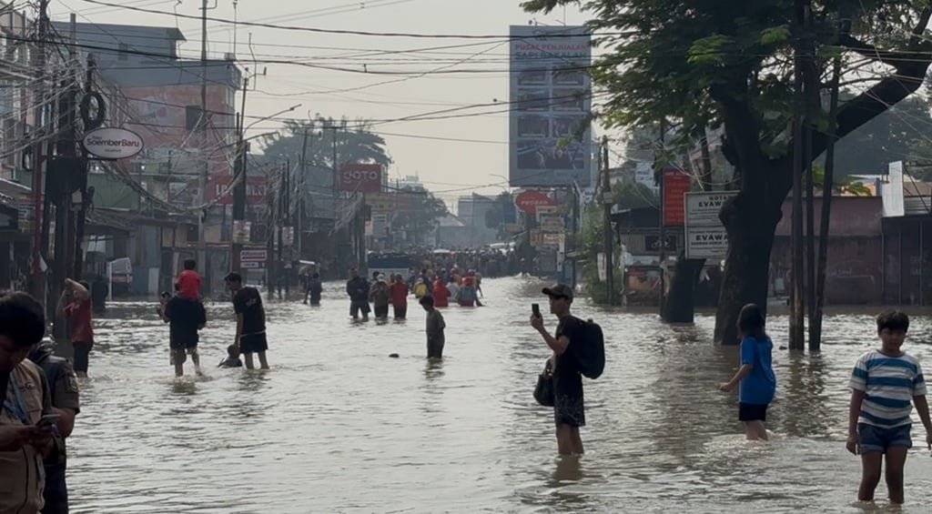 Penampakan Jalan Ciledug Raya Tangerang Lumpuh akibat Banjir