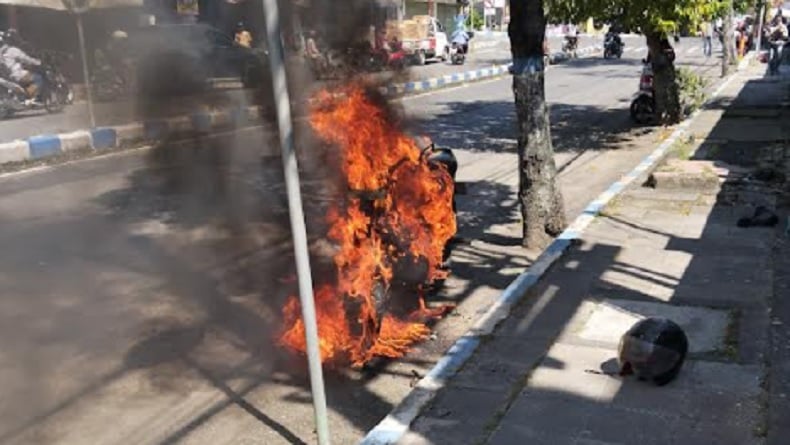 Viral! Motor Parkir di Depan Terminal Sampang Tiba-Tiba Berasap dan Terbakar Hebat, Warga Heboh