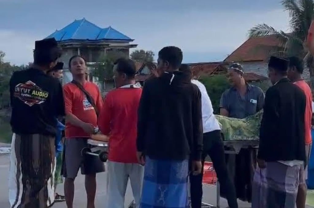 Pilu! Pasien Kritis asal Mandangin Sampang yang Dirujuk Pakai Perahu akhirnya Meninggal