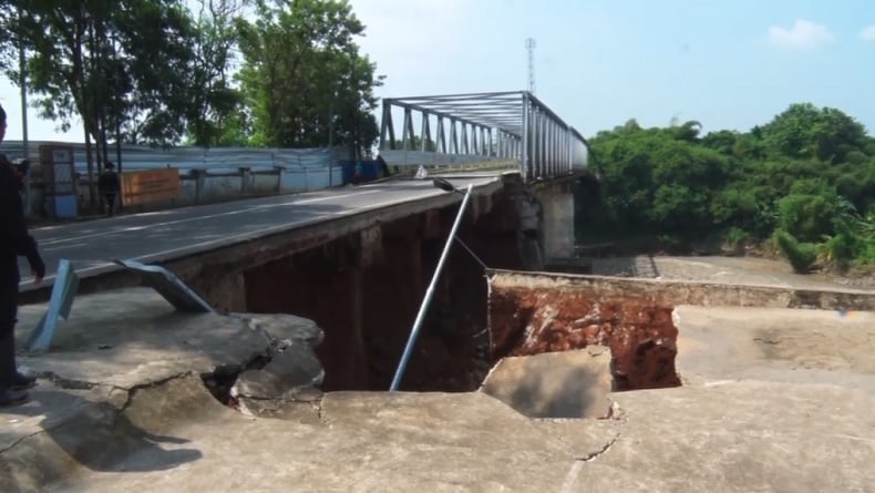 Jembatan Kali Cipamingkis Bekasi Ambruk Diterjang Luapan Air, Akses 3 Desa Terputus