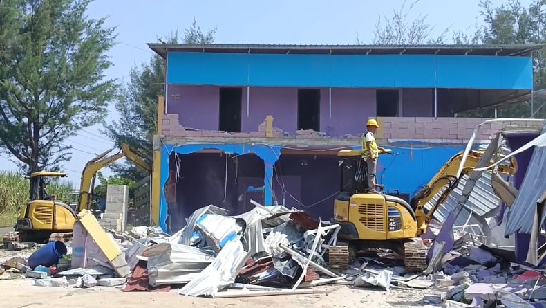 Puluhan Bangunan Kafe dan Karaoke di Pantai Sigandu Batang Dibongkar Petugas