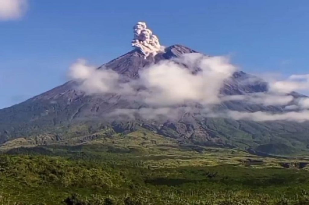 Gunung Semeru Erupsi, Luncurkan Awan Panas Sejauh 4 Km ke Arah Besuk Kobokan