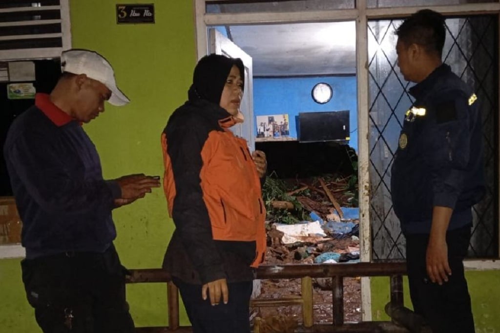 Longsor di Bojonggenteng Sukabumi Timbun 2 Rumah, 1 Orang Tewas dan 2 Kritis