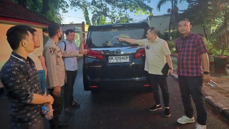Kunker ke Dapil, Mobil Anggota DPRD Sumut Dilempat OTK hingga Kaca Pecah
