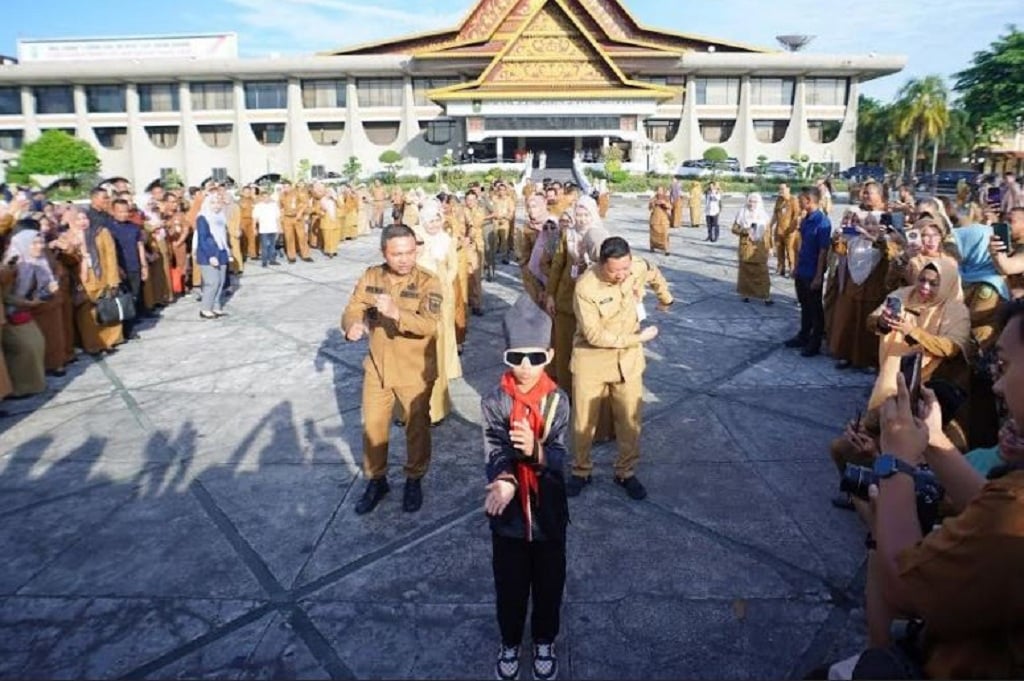 Viral Aksi Joget di Perahu Pacu Jalur, Dhika Diangkat Jadi Duta Wisata Riau