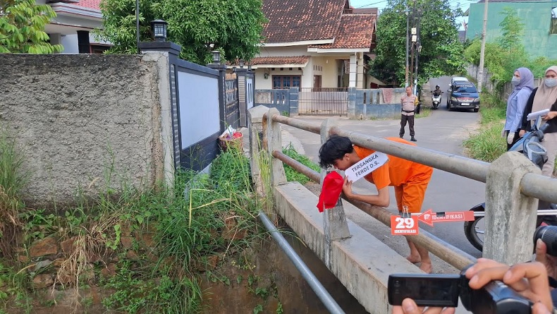46 Adegan Rekonstruksi Mahasiswi Lampung Tewas Melahirkan, Proses di Kos hingga Buang Bayi