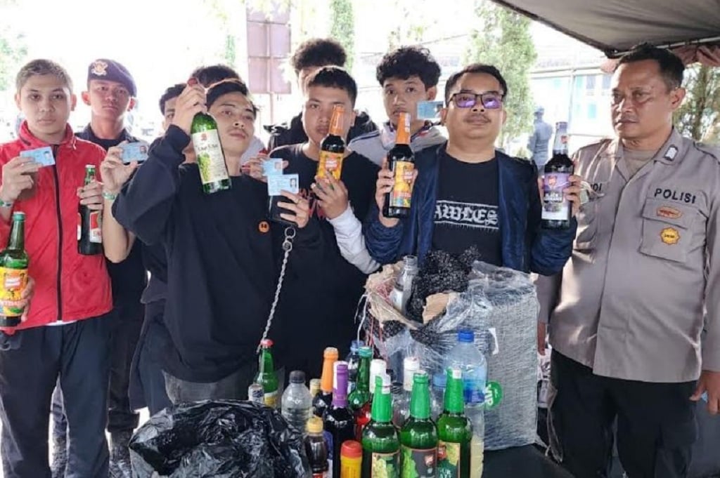 Pengamanan Piala Presiden 2025 di Stadion Jalak Harupat, Polisi Sita Miras hingga Flare