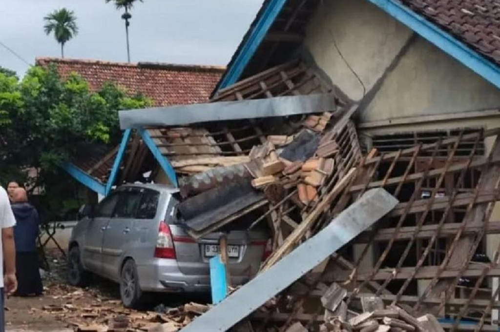 Kecelakaan di Musi Rawas, Mobil Innova Tabrak Motor dan Teras Rumah Warga