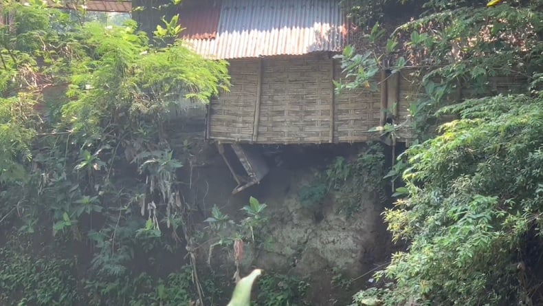 Miris, Sejumlah Rumah Warga Menggantung di Atas Sungai Catak Banteng akibat Abrasi