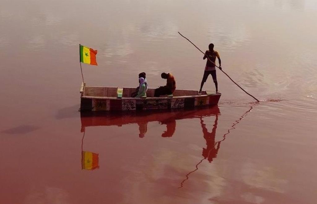 Indahnya! Air Danau Ini Berwarna Pink 