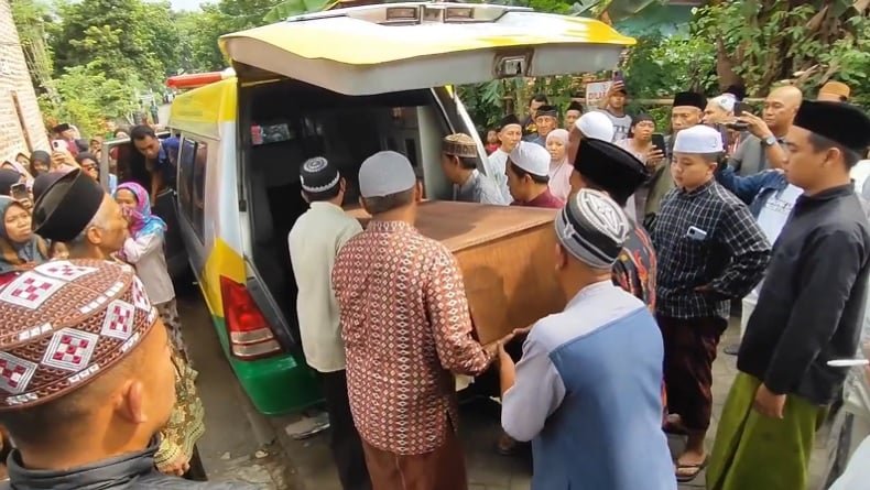 Tangis Keluarga Pecah Sambut Jenazah Korban KMP Tunu Pratama Jaya di Rumah Duka Pasuruan