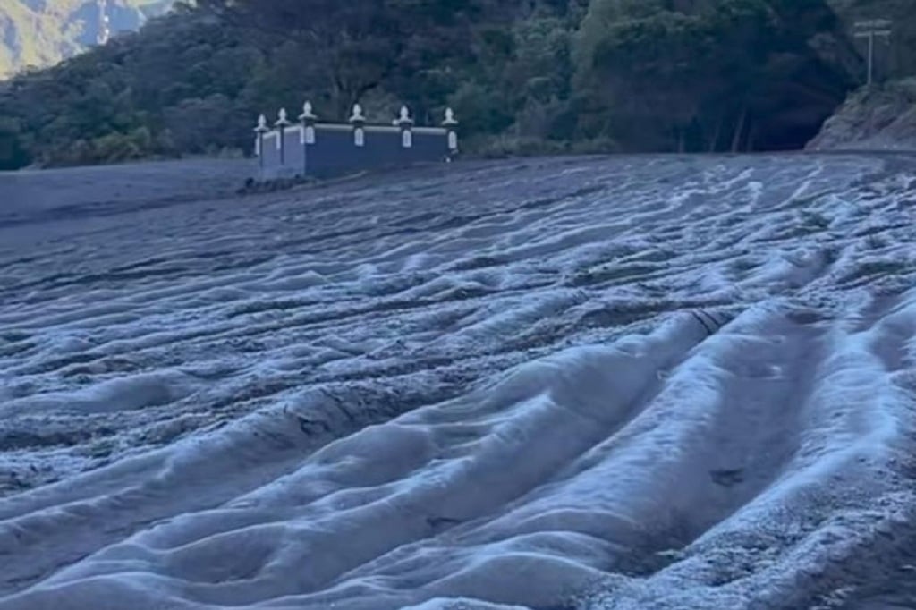 Gunung Bromo Diselimuti Embun Upas bak Salju, Suhu Udara sampai 5°C