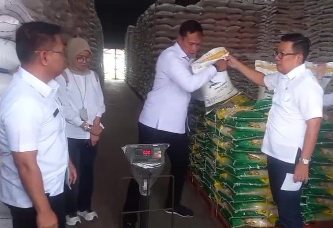 Dirut Bulog Lempar Beras SPHP ke Lantai saat Sidak di Sukoharjo, Kenapa?