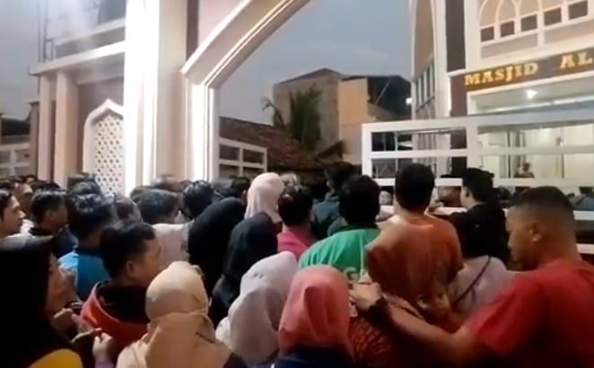 Ikhtiar Bisa Hamil, Warga Rela Antre Kurma Muda di Masjid Al Mubarok Mojokerto