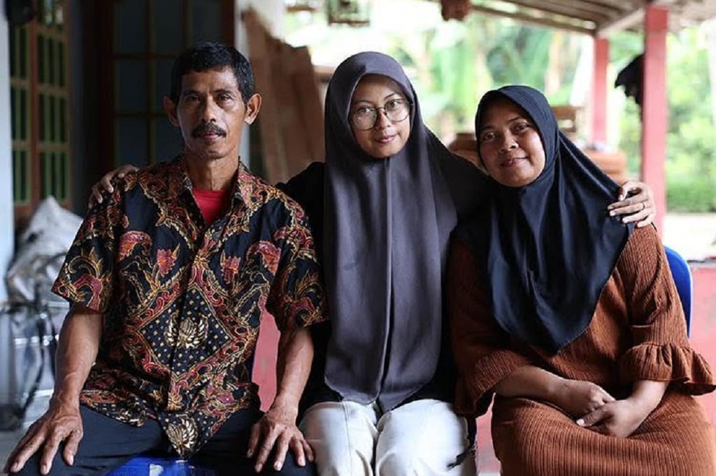 Kisah Inspiratif Anyndha, Anak Penjual Soto di Pinggir Jalan Tembus Kuliah Gratis di UGM