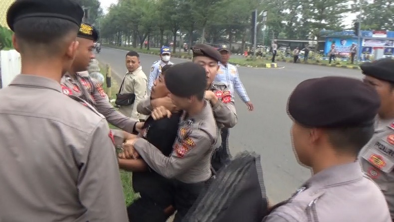 Demo Ratusan Sopir Truk di Subang Diwarnai Kericuhan, Sempat Bersitegang dengan Aparat