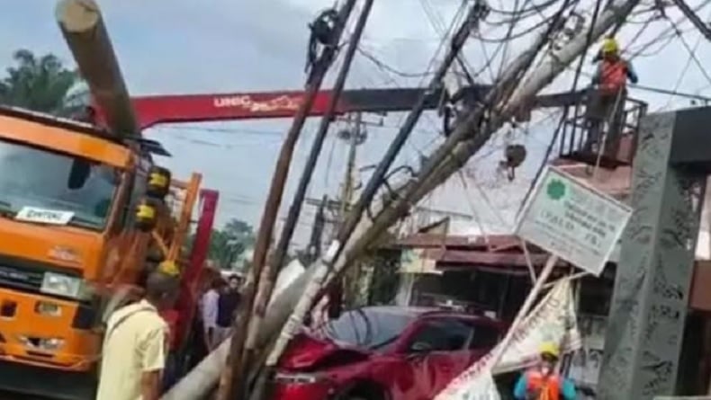 Diduga Pengemudi Mabuk, Mobil Mazda CX-5 Tabrak Tiang Listrik hingga Ringsek