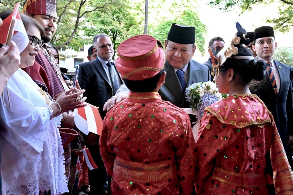 Prabowo Disambut Hangat Diaspora RI di Prancis, Terima Buket Bunga dari Anak Kecil