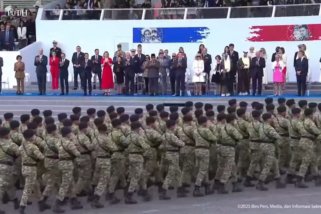 Momen Prabowo dan Macron Kagumi Aksi Gagah Pasukan RI di Defile Bastille Day