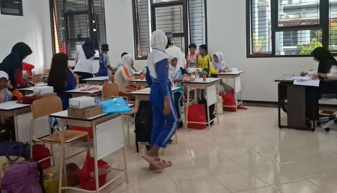 Hari Pertama Sekolah Rakyat di Malang, Siswa Ikuti MPLS Pakai Sandal