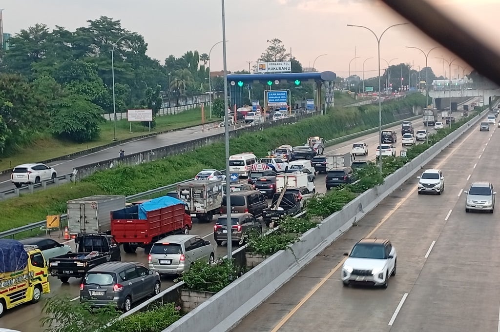 Jalanan Basah, Mobil SUV Kecelakaan di Tol Cijago Depok