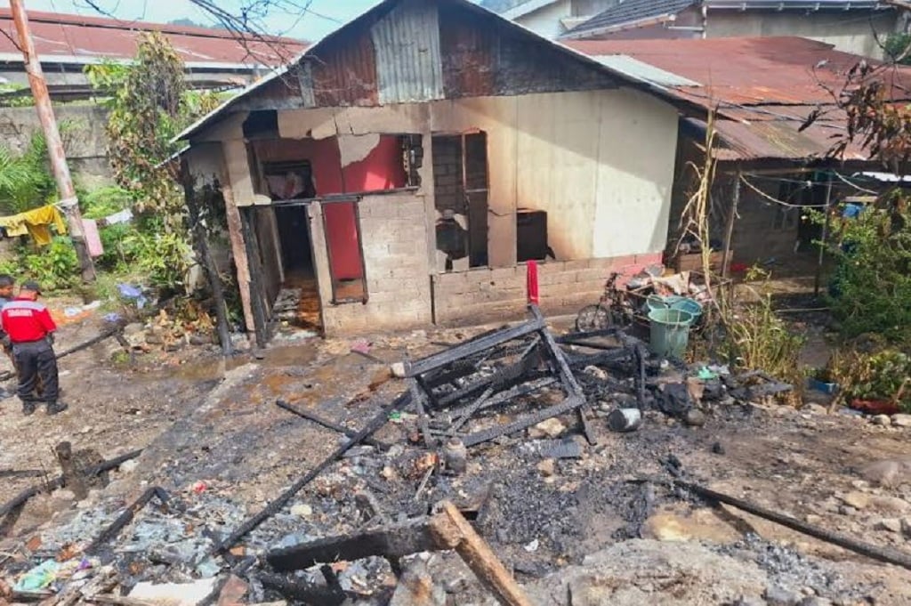 Kebakaran Kedai Minyak di Padang Hanguskan Rumah dan 2 Becak Motor, 2 Orang Luka