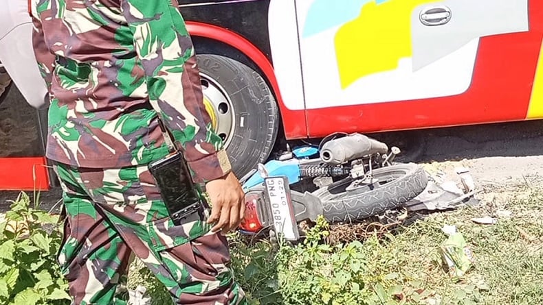 Bus Menyalip Tabrakan dengan Pemotor di Bangkalan, Petugas PLN Terluka Parah
