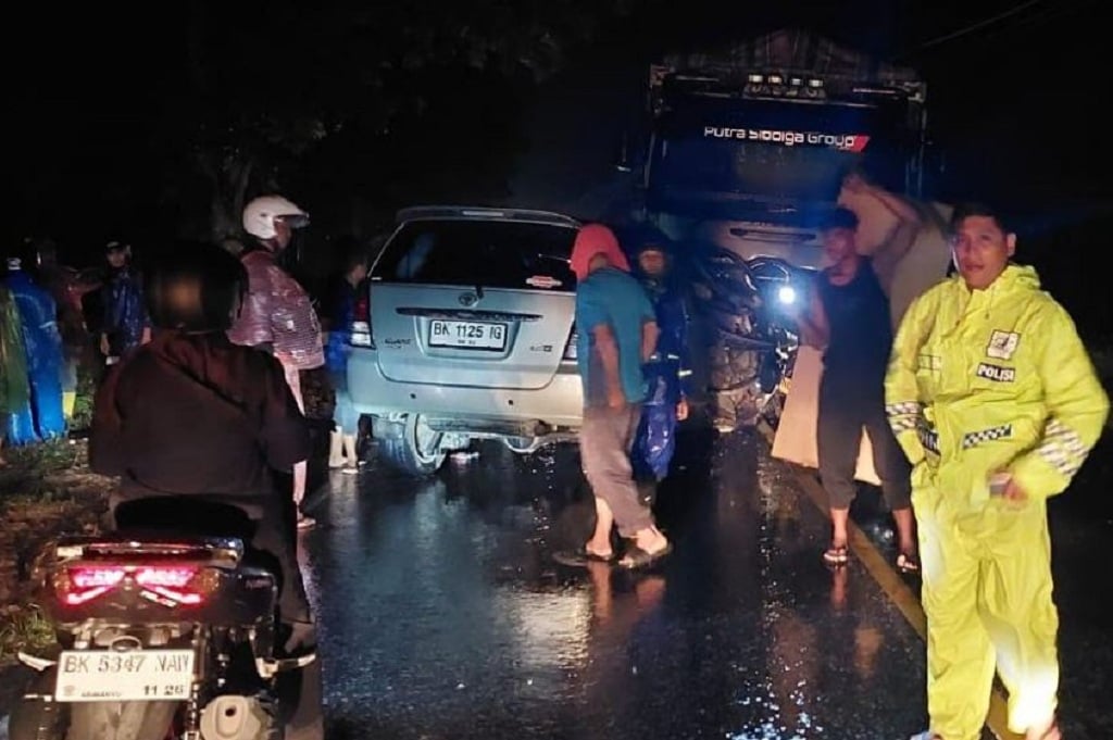 Kecelakaan Maut Mobil Tabrak Truk di Simalungun, 2 Orang Tewas