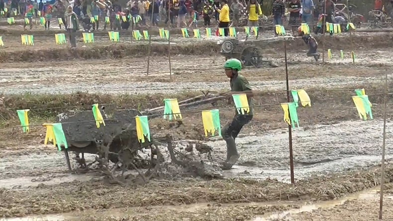Seru! Puluhan Petani di Labuhanbatu Utara Turun ke Sawah Ikut Ajang Balap Traktor