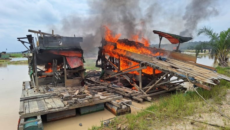 Puluhan Fasilitas Tambang Emas Ilegal di Bungo Jambi Dibakar Aparat Gabungan