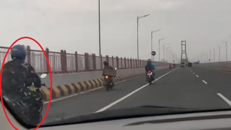 Viral! Pemotor Berseragam TNI Melaju di Jalur Mobil di Jembatan Suramadu