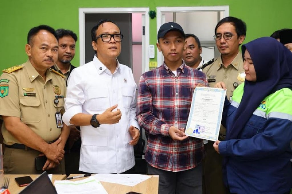 Wamenaker Sidak 2 Perusahaan di Malang, Diduga Tahan Ijazah Pekerja!