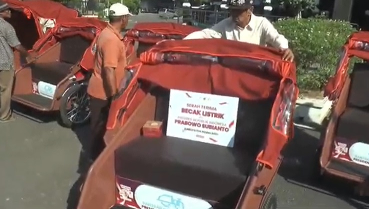 25 Tukang di Pemalang Terima Becak Listrik dari Presiden Prabowo