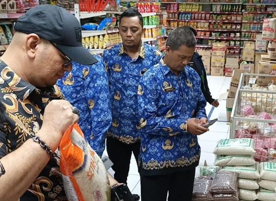 Sidak Pasar Panorama Lembang, Petugas Gabungan Temukan Beras Premium Oplosan