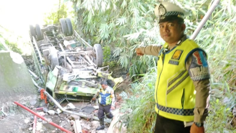 Truk Batu Bara Masuk Jurang di OKU, Sopir Tewas Terjepit Kendaraan