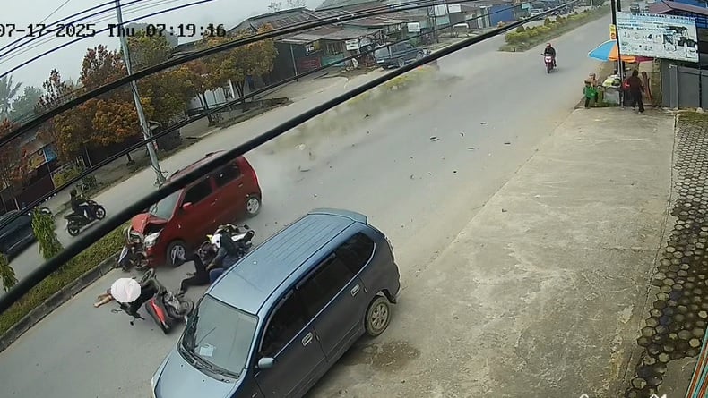 Detik-Detik Suzuki Karimun Maut Tabrak Sejumlah Kendaraan di Kendari Terekam CCTV